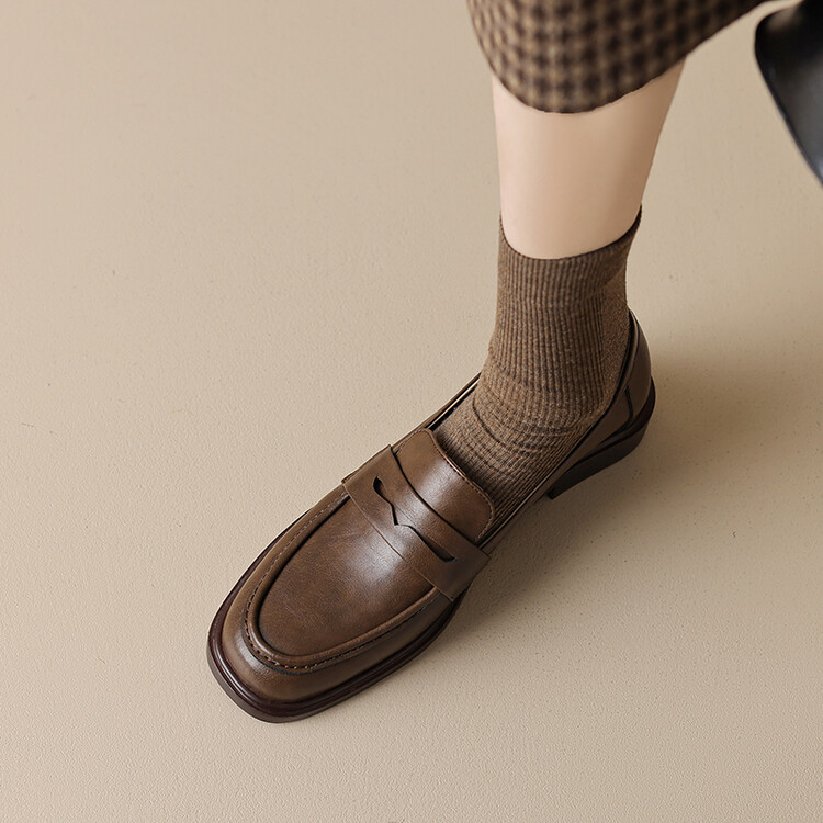 Women's Fashion Flat Shoes in Genuine Leather with Low Heel - Image 3